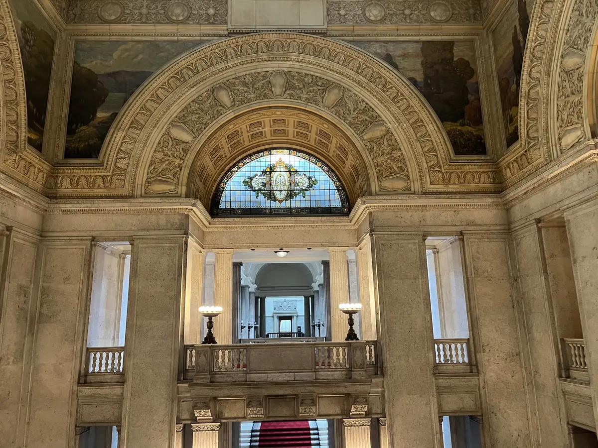 建物のステンドグラス周りも美しい装飾