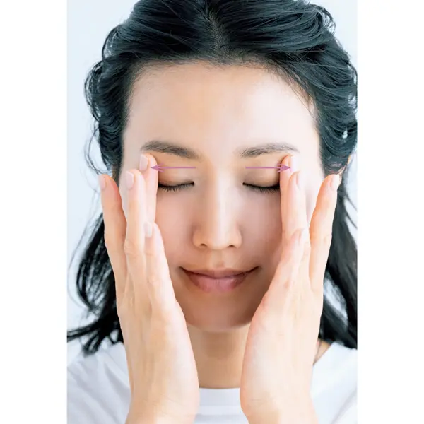 指の残りをまぶたと額にオン＆くすみをオフ