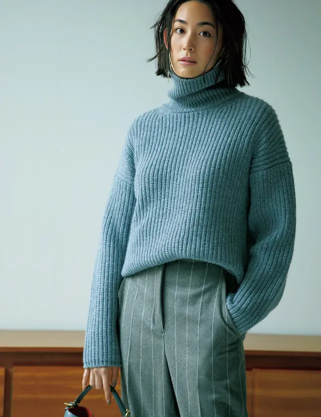 スローンのタートルニットコーデのLIZA
