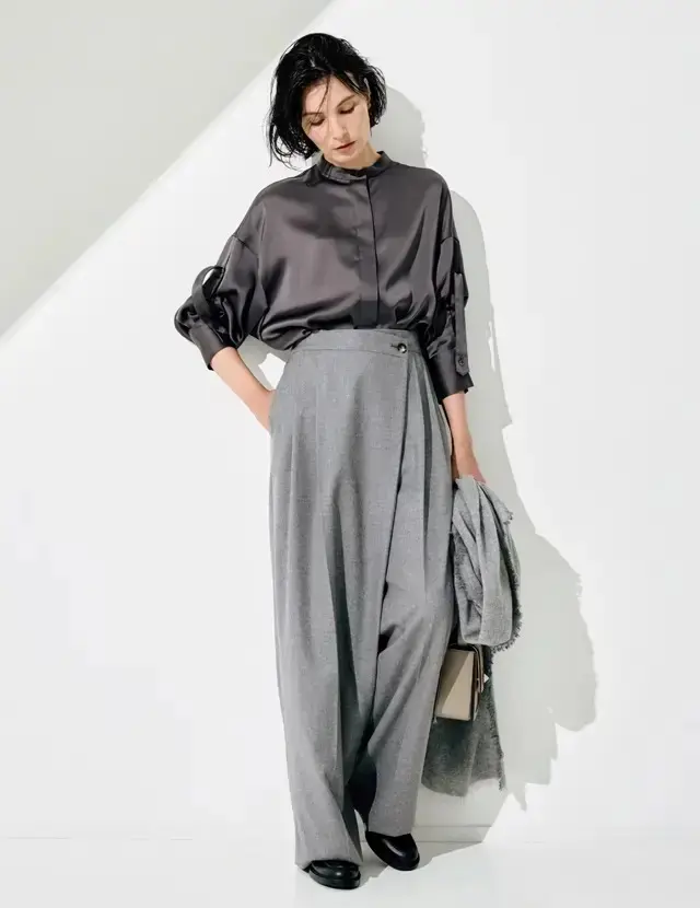 ドレッシーな光沢感もシャツならキリリとかっこいい