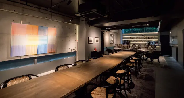 1階のパブリックスペース。バーやダイニングは宿泊者以外も利用できる。