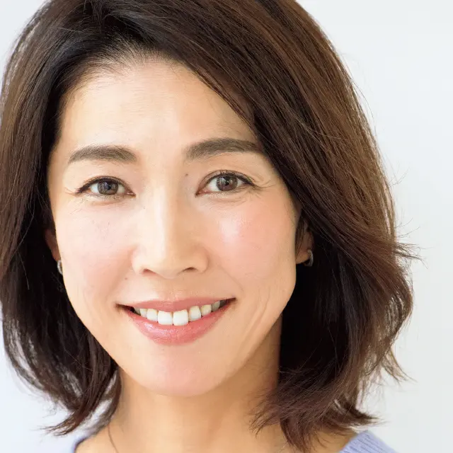 上品な華やぎ眉のメイクをした横山希世さん