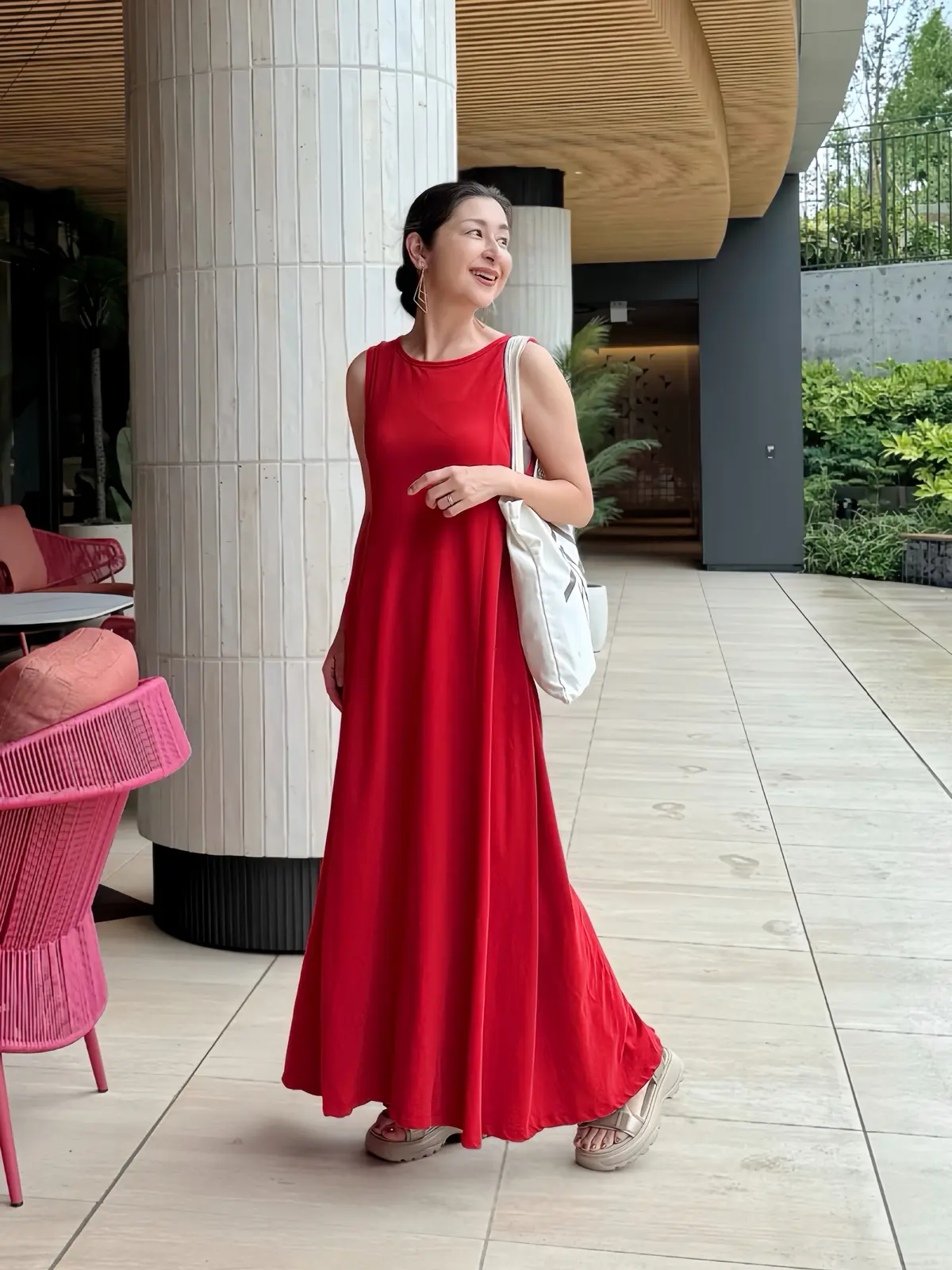 赤ロングワンピース　ベージュサンダル　トートバッグ