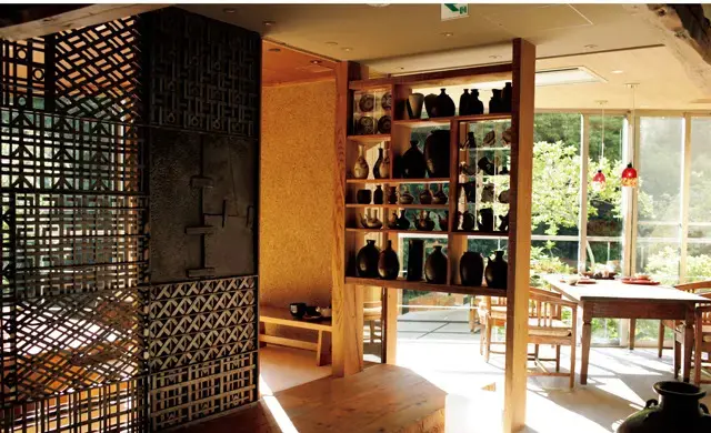 全席半個室のレストラン石蔵。ランチ（要予約）は宿泊者以外でも利用できる