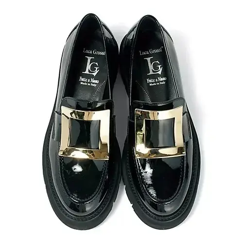 シンプルスタイルに靴&バッグの“ひと味”が効く! 印象に残る「先取り秋小物」4まとめ