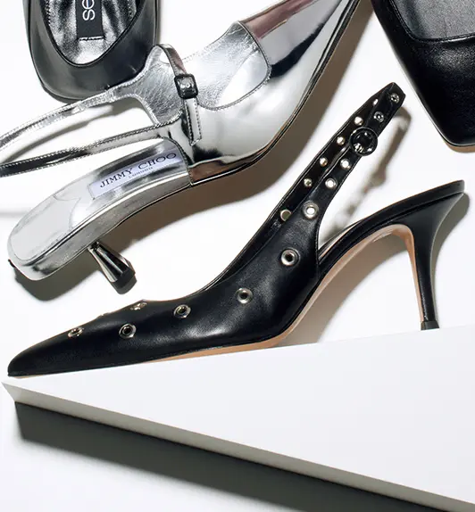 全体的にハトメをあしらい、エレ ガントなフォルムにクールさをプラス。