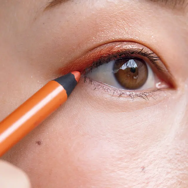 目じりラインの下側を埋めて目を大きく見せる