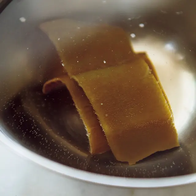 昆布をひと晩水につけておく