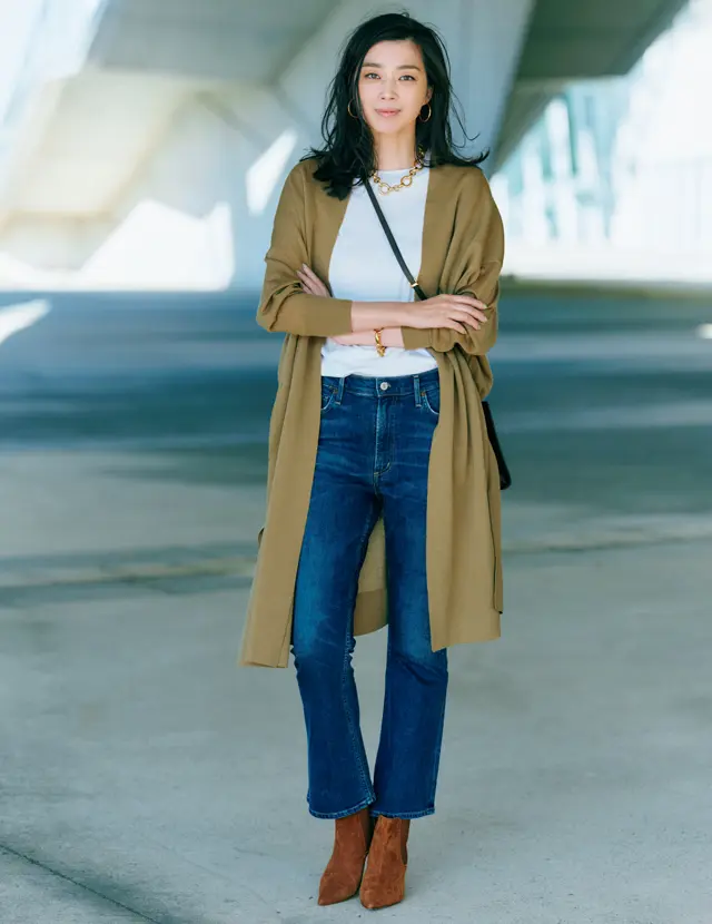 【50代をきれいに見せるデニムコーデ】股上深めデニムでおなかのぽっこり感を抑えて