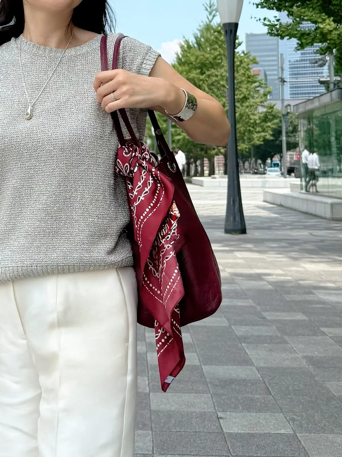 バーガンディー色バッグ　バーガンディー色スカーフ　シルバーアクセありー　シルバー色ニット　白パンツ　晩夏コーデ　夏コーデ