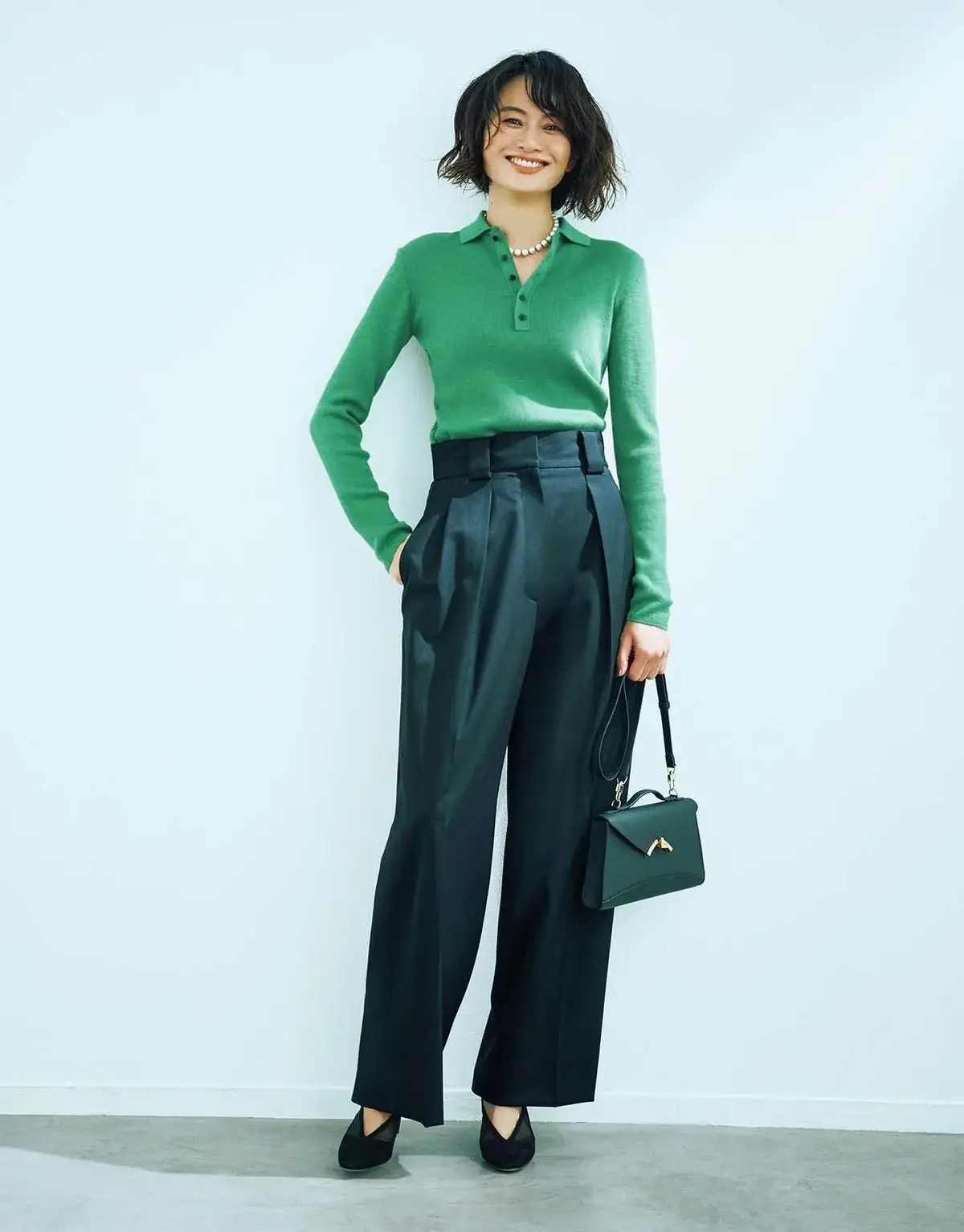 ウエスト高めの位置に！50代にうれしい細見え効果のある「チノ」の黒パンツ