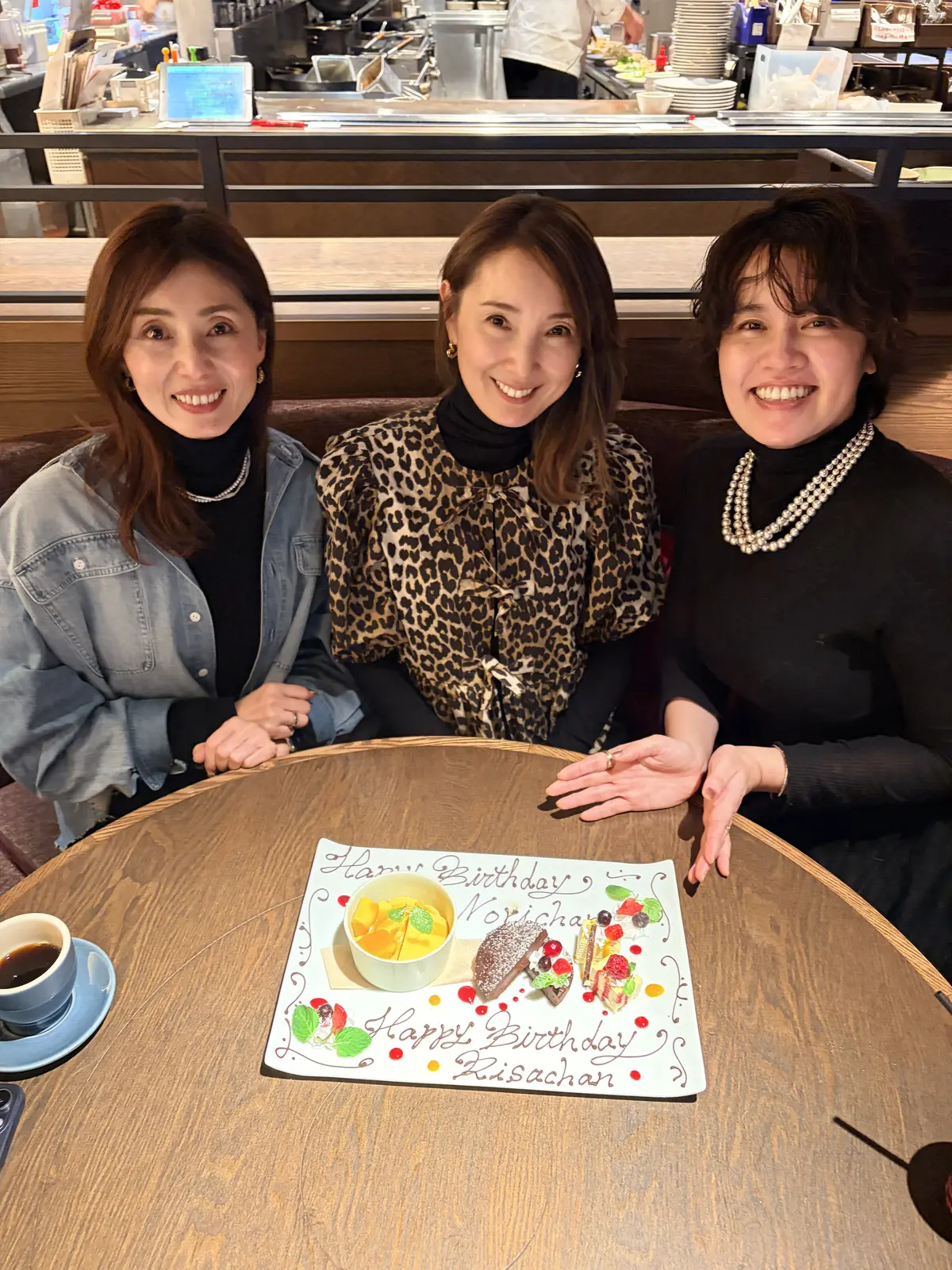 ブラックコーデのアクセントにデニムシャツの画像_1