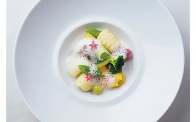 目にも鮮やかなコース料理。「ル・ボワ」は宿泊者以外も利用可