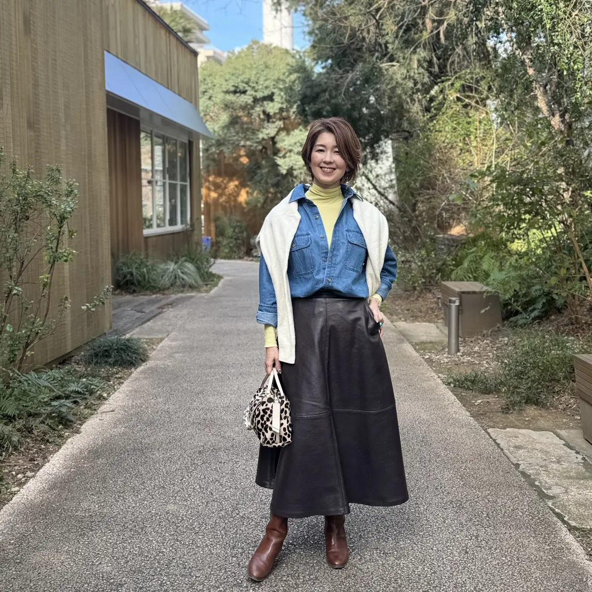 優秀！万能ユニクロデニムシャツでカフェラの画像_4