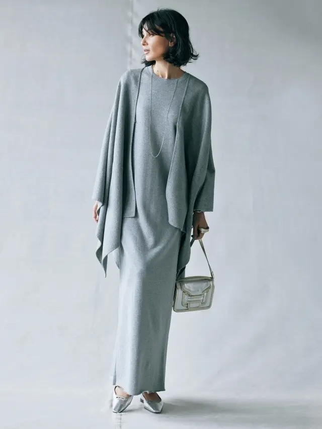 人気のスウェットワンピースは立体フォルムのはおりもので陰影を出し、平坦に見せない工夫を