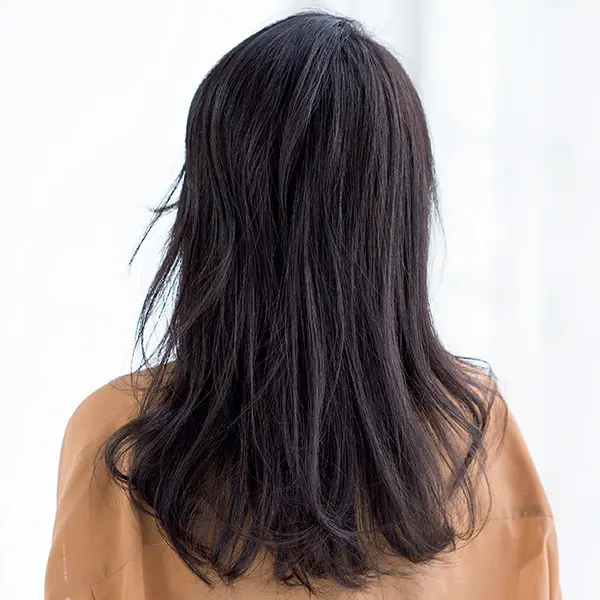 ツヤと清潔感のあるロングヘアの後ろ姿