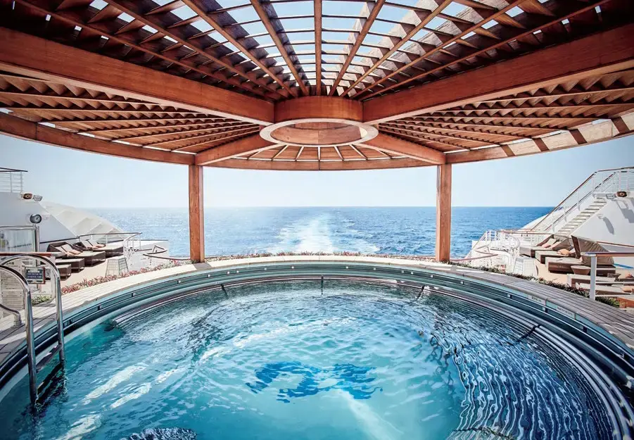 “泉の湯”からは大海原の絶景を！ フレンドリーな雰囲気にくつろぐ