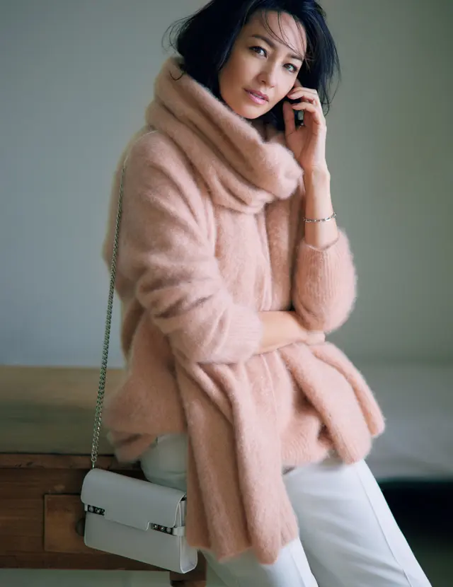 エイトンのニットのRINA