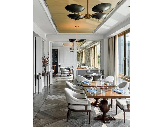 「Côte」の店内からもチャオプラヤー川を眺めることができる