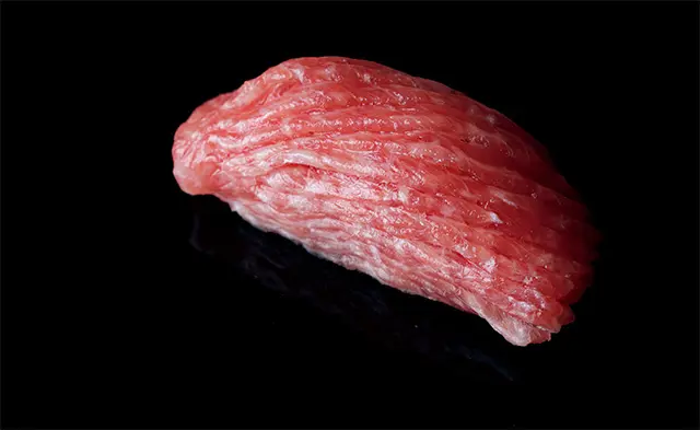 大トロは感動の軟らかさ。血栓をピンセットで抜き、裏表に 50の包丁を入れている