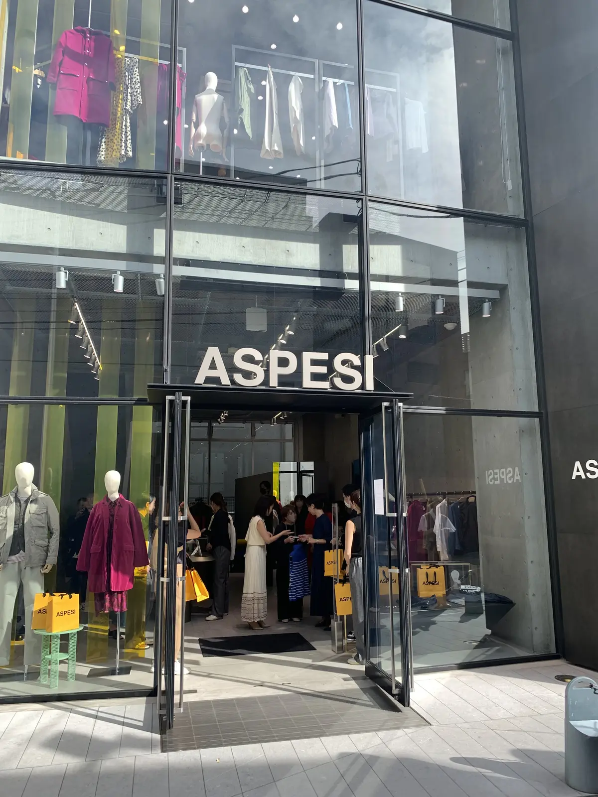 エクラ　éclat x ASPESI (アスペジ）　エクラ雑誌