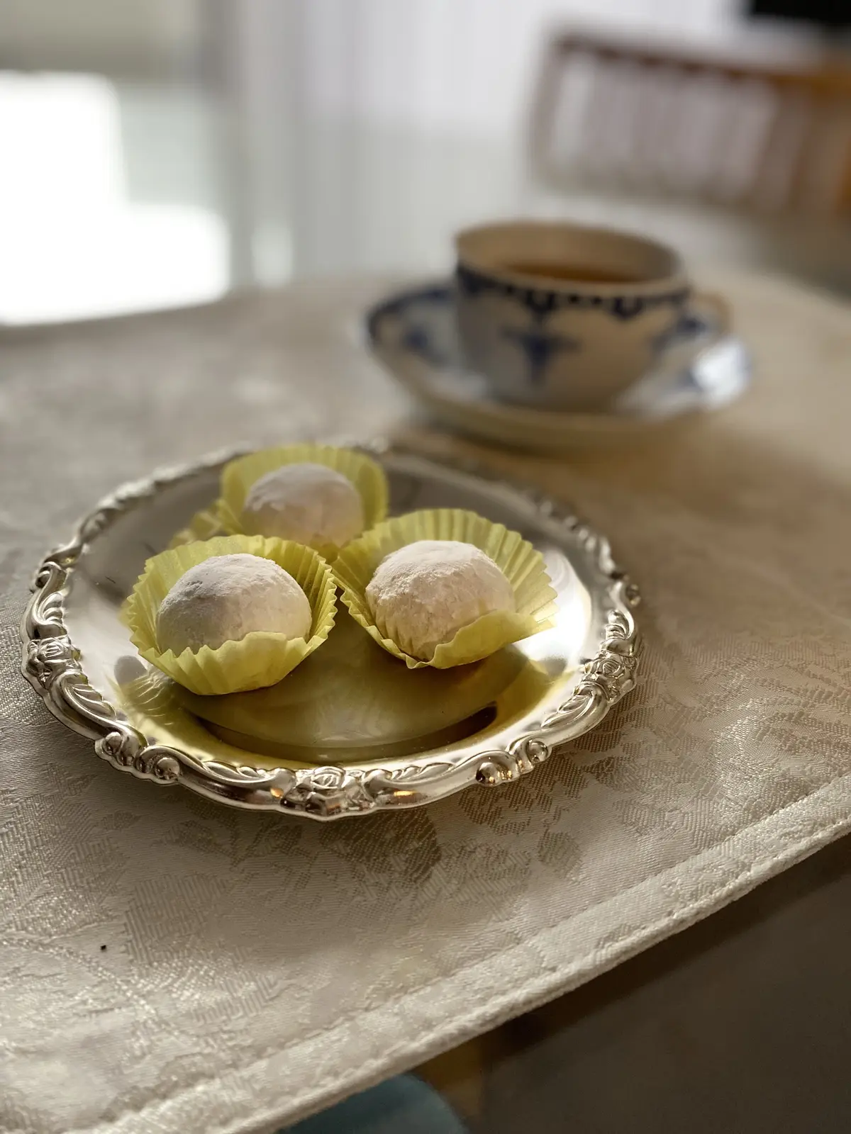紅茶とスノーボール（ロイヤルクッキー）布ナプキンとお気に入りの食器でいただく午後のティータイム