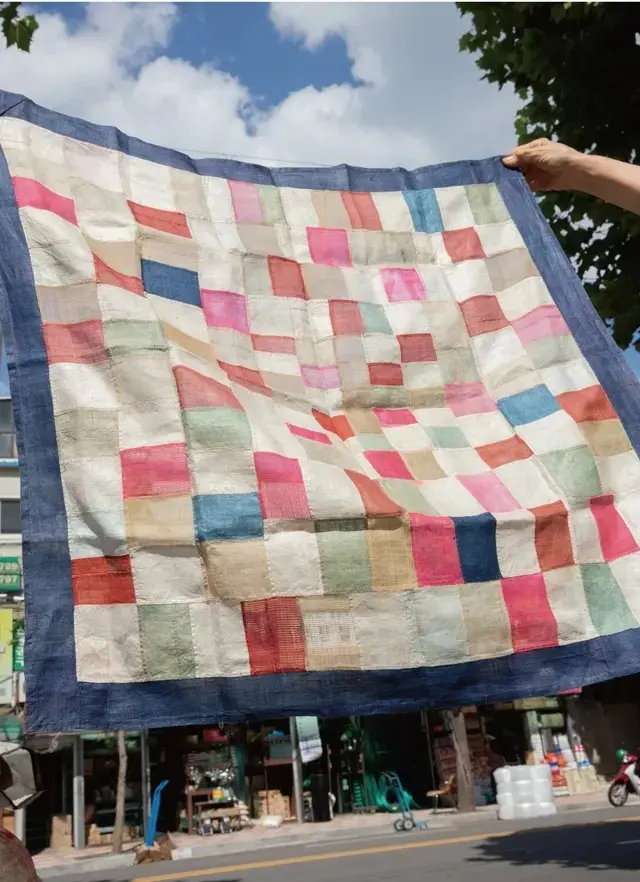 チョガッポには色鮮やかなものも。商品はすべて一点ものでW1,000,000〜