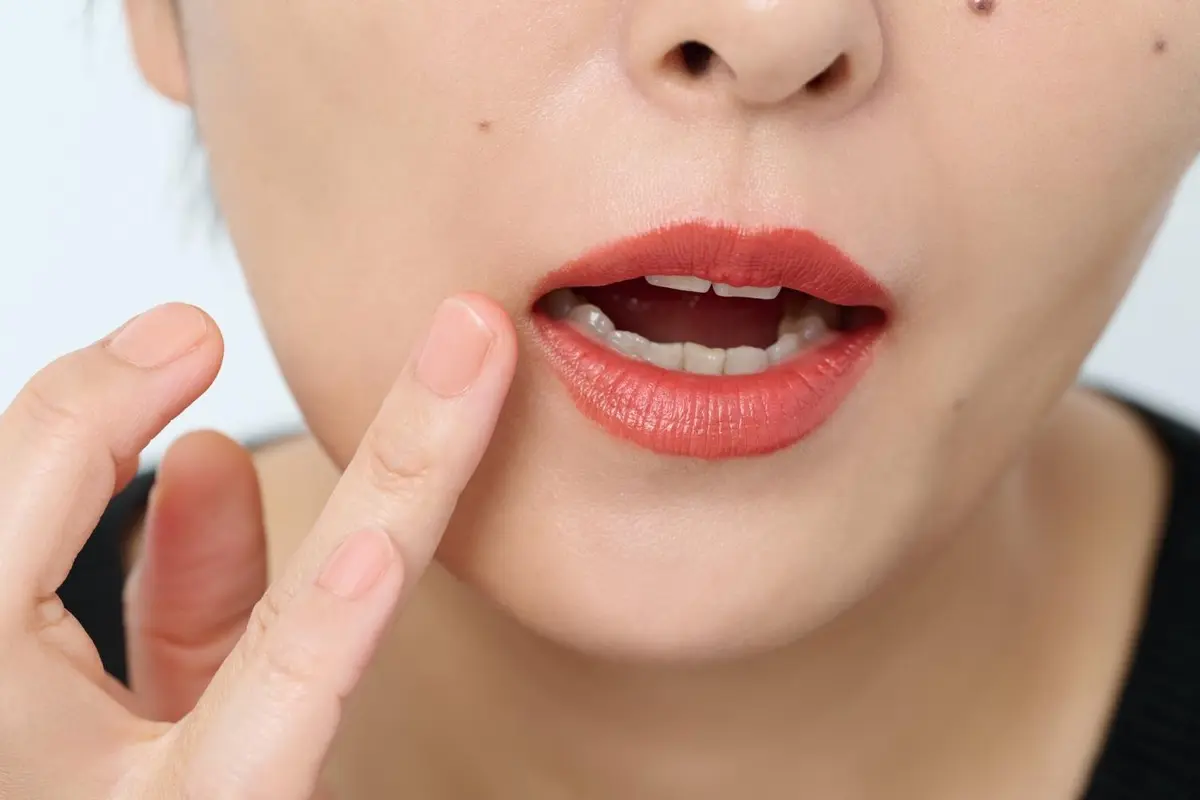 OurAge×Webエクラ　40代50代　赤リップ　塗り方　口角は特にきちんと仕上げる