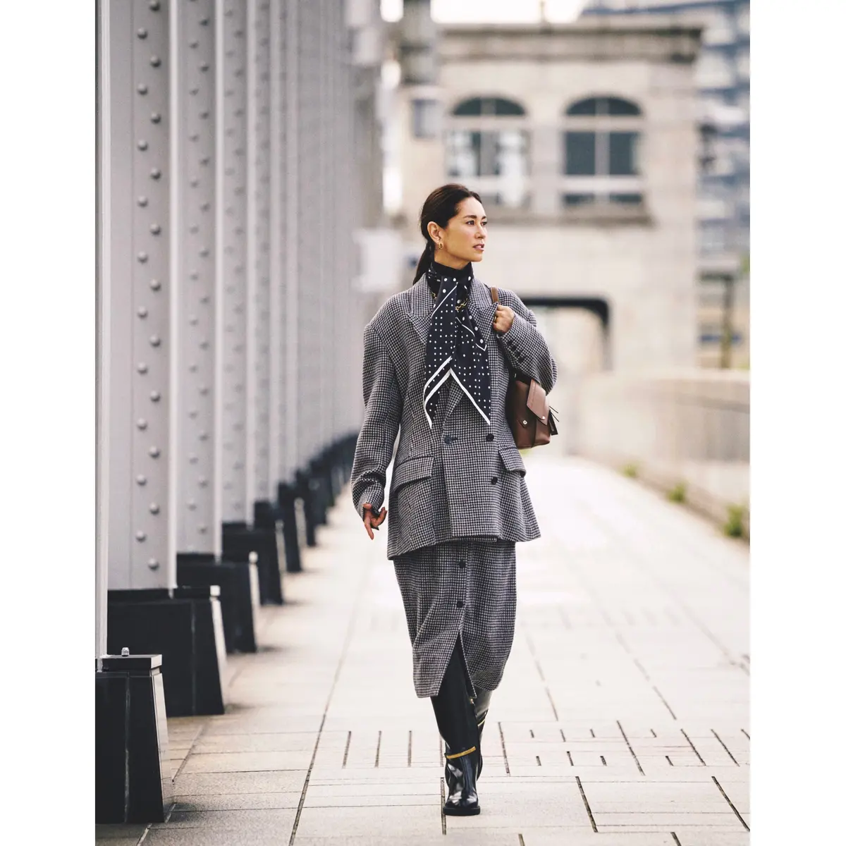 千鳥格子柄ダブルボタンジャケットコートと同素材スカートのセットアップにドット柄スカーフを首に巻いたコーディネート　モデル・ブレンダ