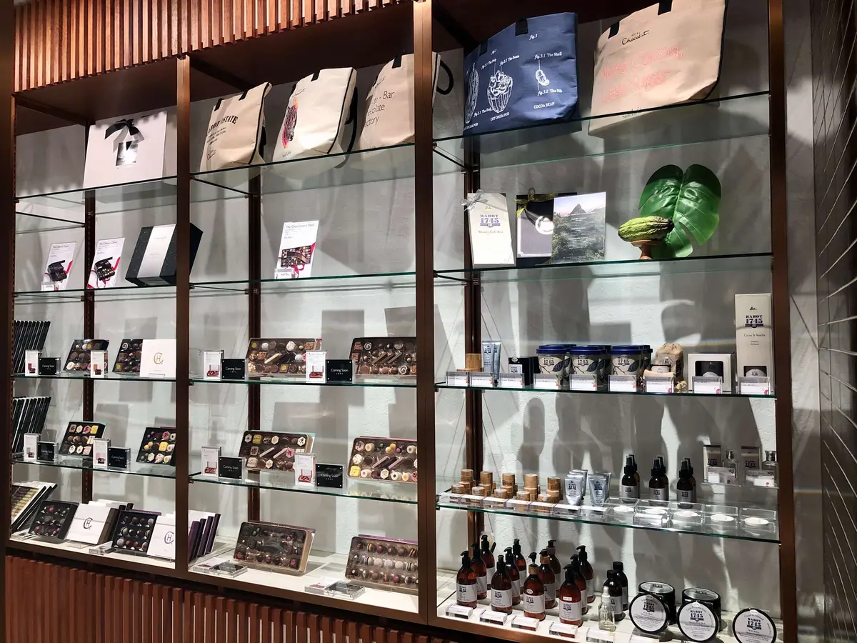 店内にはいろんなチョコレートのセットと可愛いバッグ。