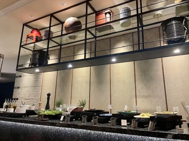 ショート丈ジャケットでホテル雅叙園の館内の画像_8