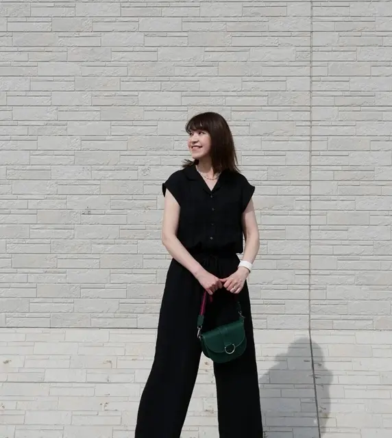黒コーデにグリーンのバッグを差し色に