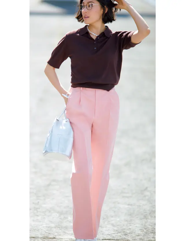 メンズライクなシルエットのピンクパンツを着こなすLIZA