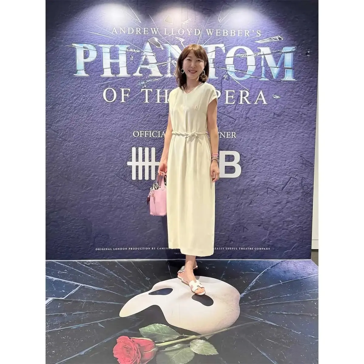 ミュージカルの会場で映える白のワンピース