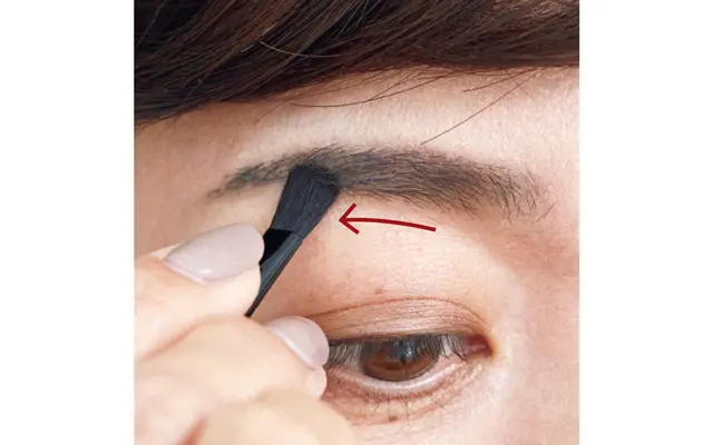 カーキ眉でシャープな存在感を