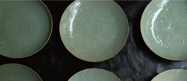 伝統的な製法で焼かれ、彫りによる絵が美しいチョ・ジャンヒョン氏の小皿。W250,000〜。氏の作品は、ほぼこちらのみの取り扱い