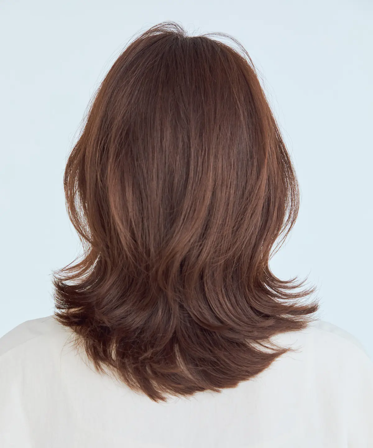 後から見たミディアムヘアスタイル