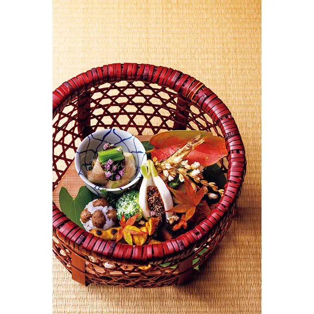 柿のきな粉酢がけ、かぶの鹿肉味噌はさみ、むかごのおこわなどを盛った八寸