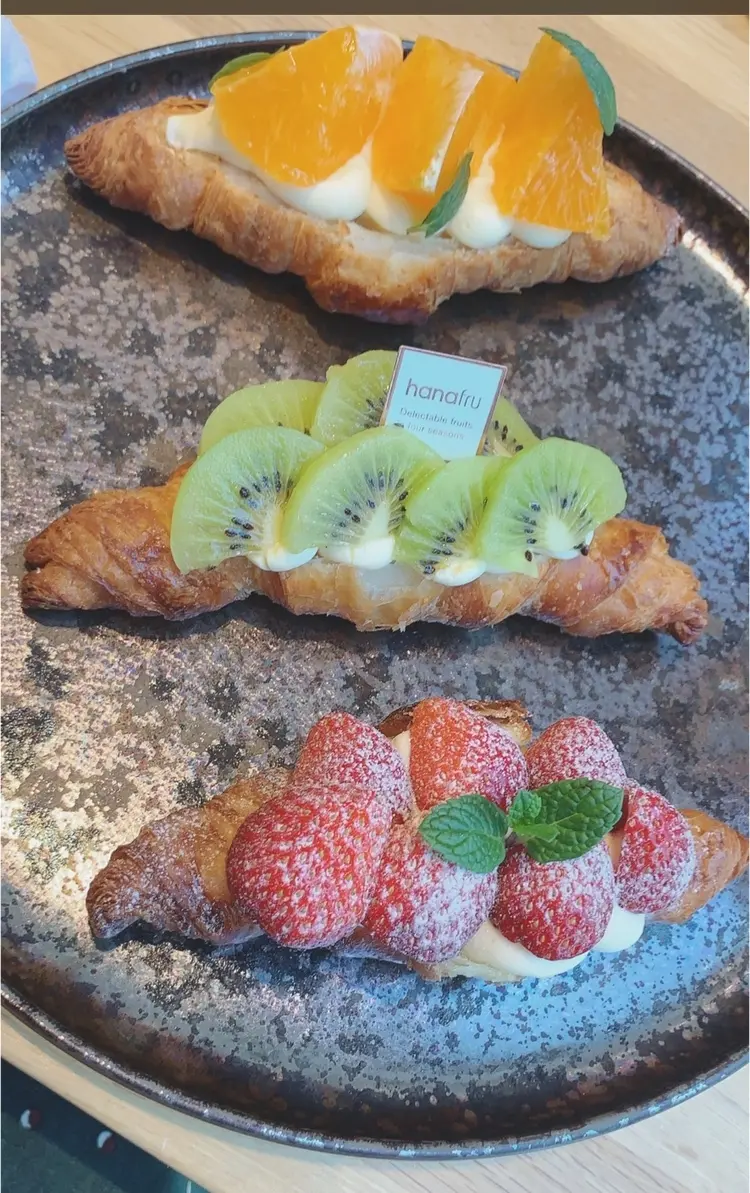 フルーツと生クリームの乗った、クロワッサン