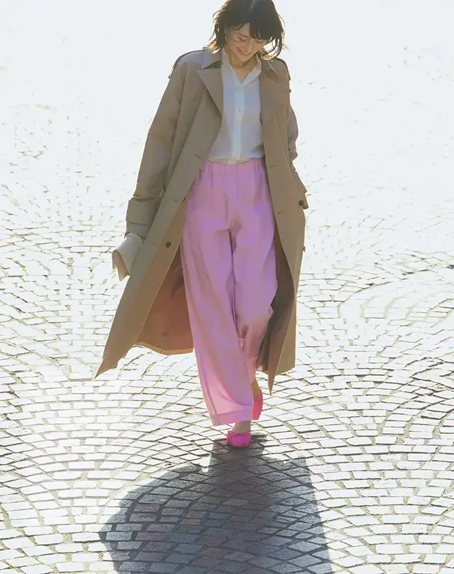 ベージュトレンチはさりげなく凝った意匠でエクスクルーシブを追求