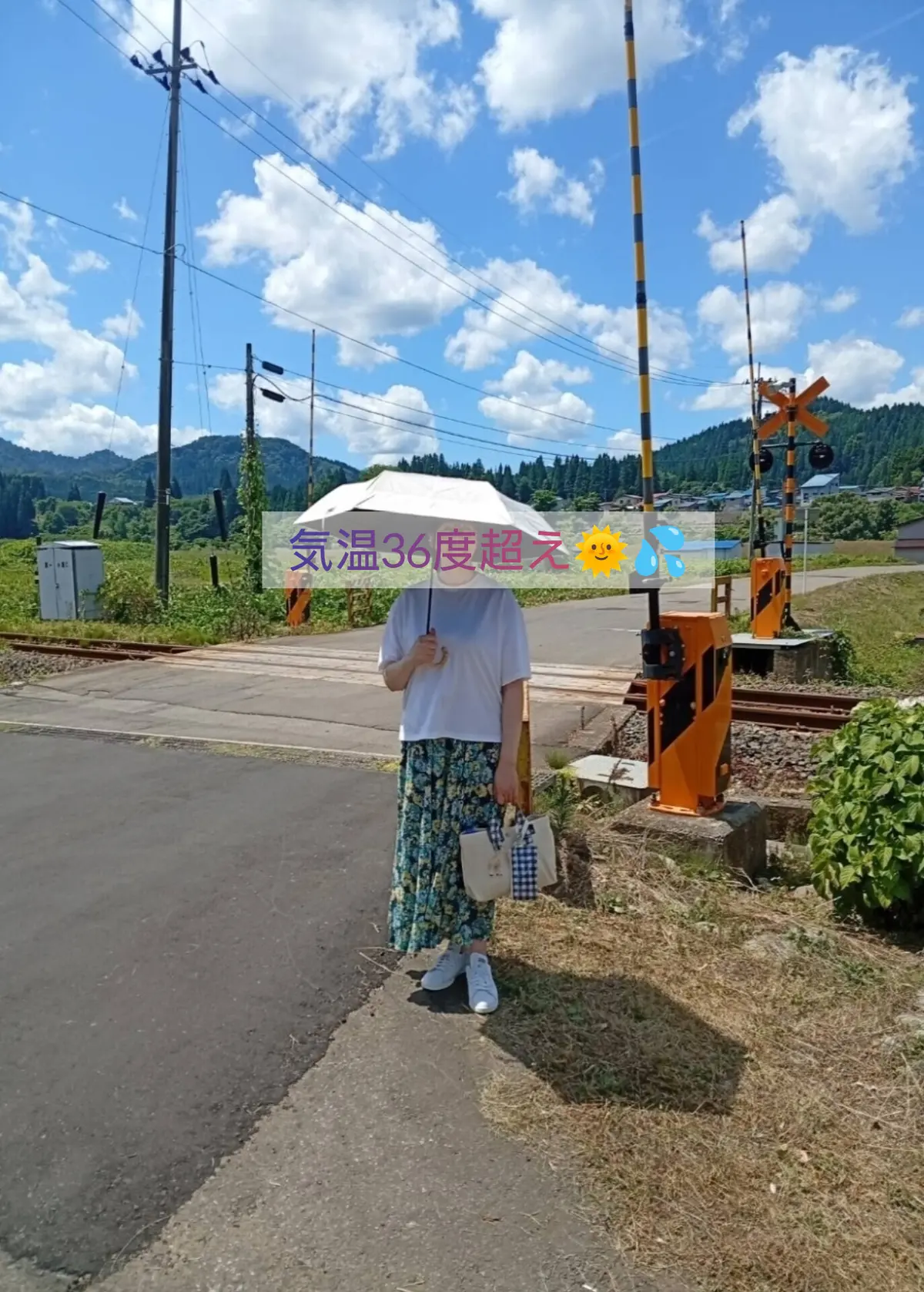 秋田内陸縦貫鉄道・踏切前のスナップ・全身