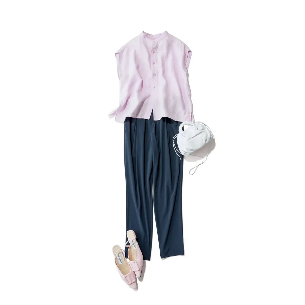 パウダーピンクの可愛さで、ゆるパンツをオフィス仕様のきれいめスタイルに昇華。