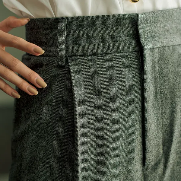 ワイドシルエットでもすっきりと見えるエブールのパンツ