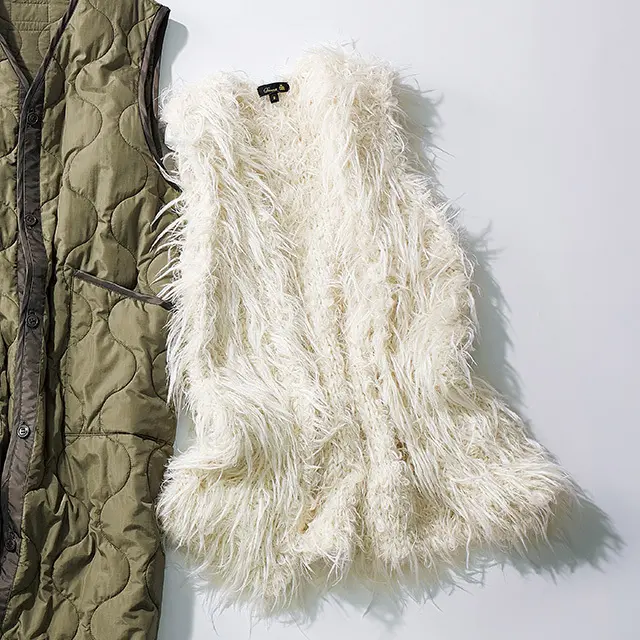 「毛足が遊ぶモへアのジレは、体に寄り添う柔らかな素材感で、見た目以上に着こなしやすいんです。シンプルスタイルも一瞬で特別にしてくれます」。ジレ￥253,000／ドゥロワー 青山店（ドゥロワー）