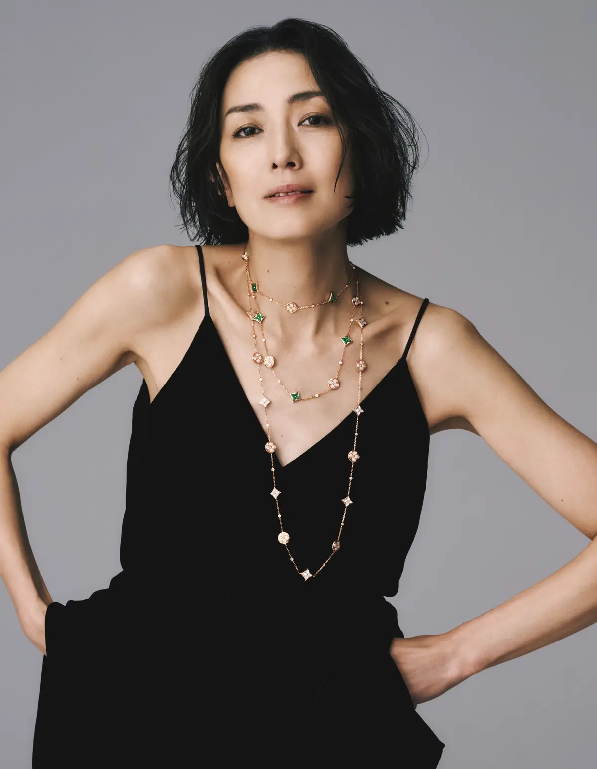 ルイ・ヴィトンのモチーフジュエリーをまとった俳優・板谷由夏　