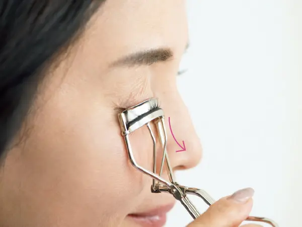 まつ毛はしなやかなJカールに