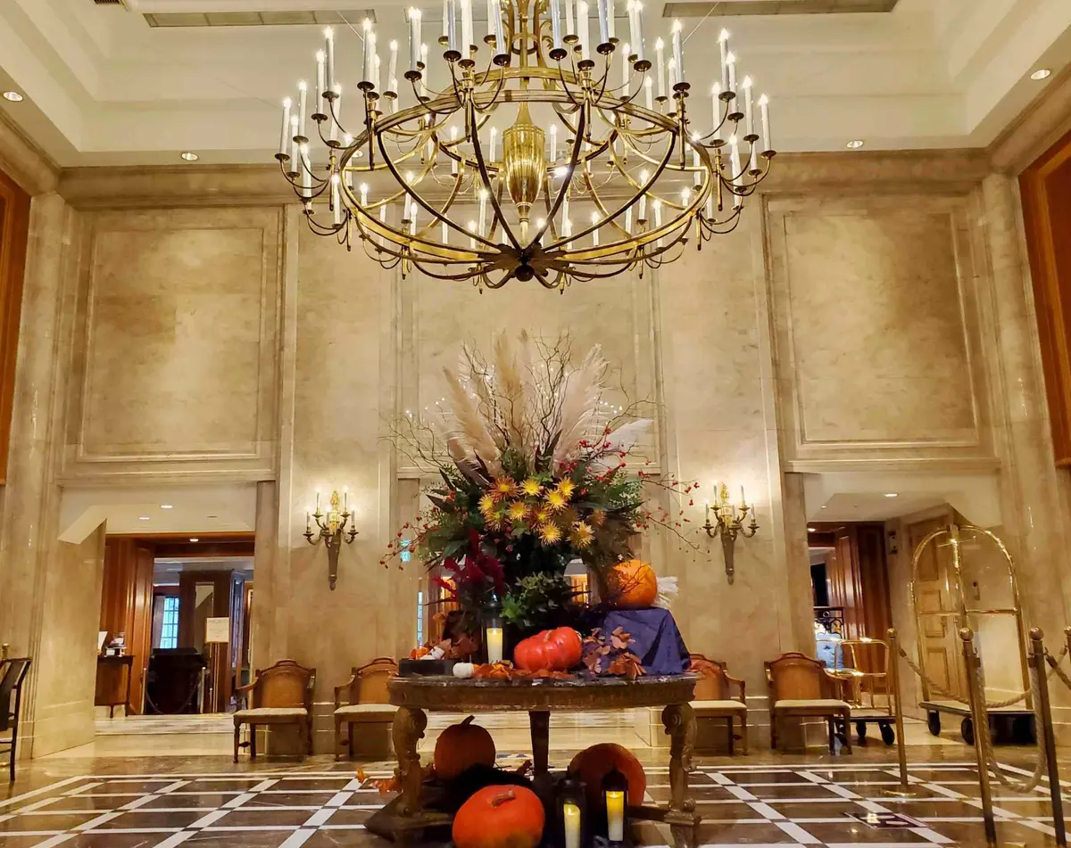 ハロウィン仕様のロビーディスプレイも秋らしくて素敵です