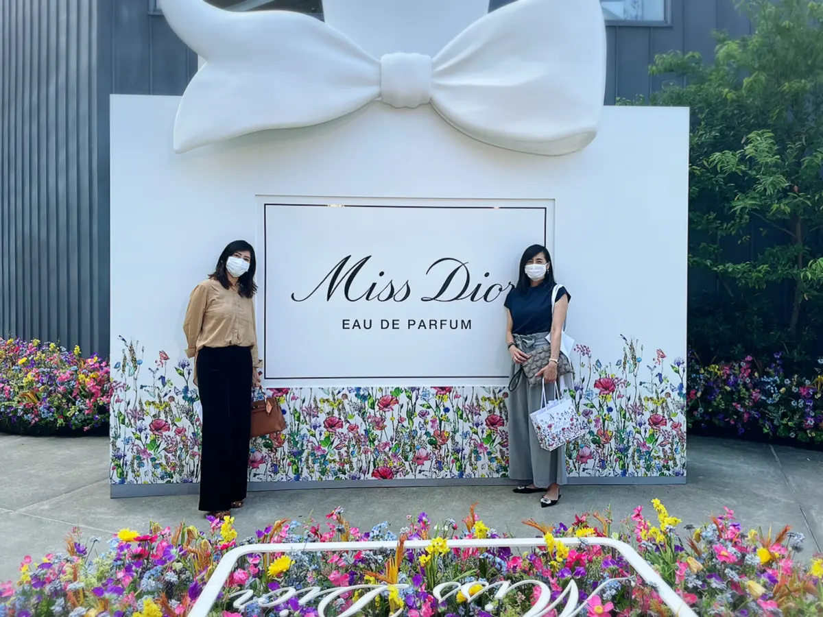 オトナ可愛いライトグレーパンツでDiorの画像_2