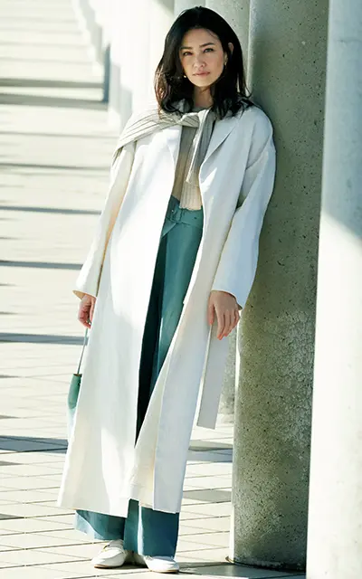 ボタンなしのシンプルなマキシ丈コート