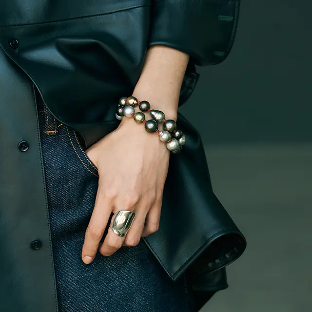 赤いノットで黒蝶真珠の印象を一新！ 華やかさとマニッシュさが両立する旬の手もと